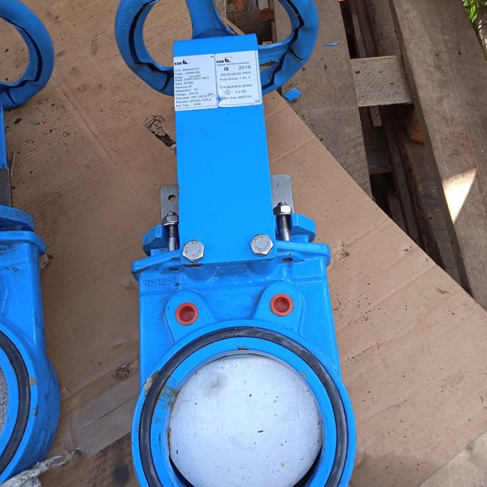 Zawór kolanowy dn 100 i zasuwy nożowe