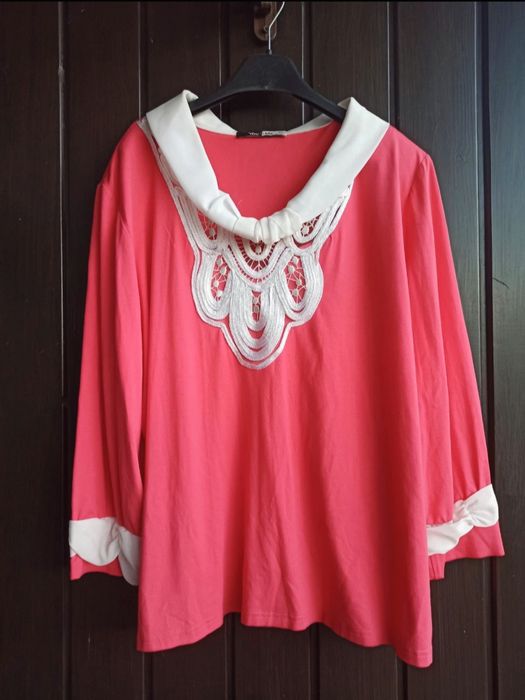 Piękna elegancka bluzka w kolorze fuksji ze zdobieniem r 48