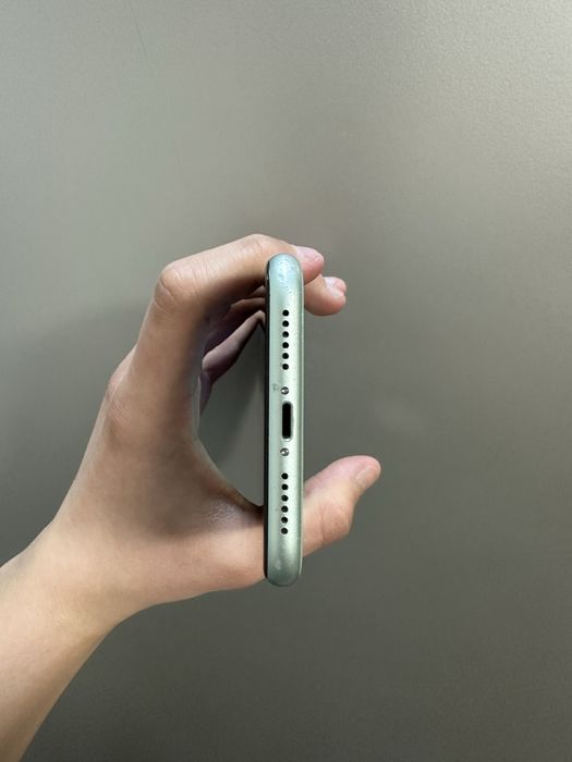 Продам Айфон 11 128