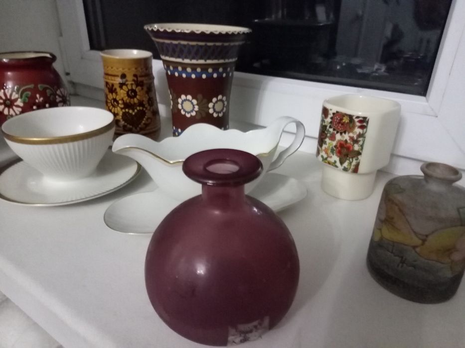 Набор красивых кувшинов и чаш.