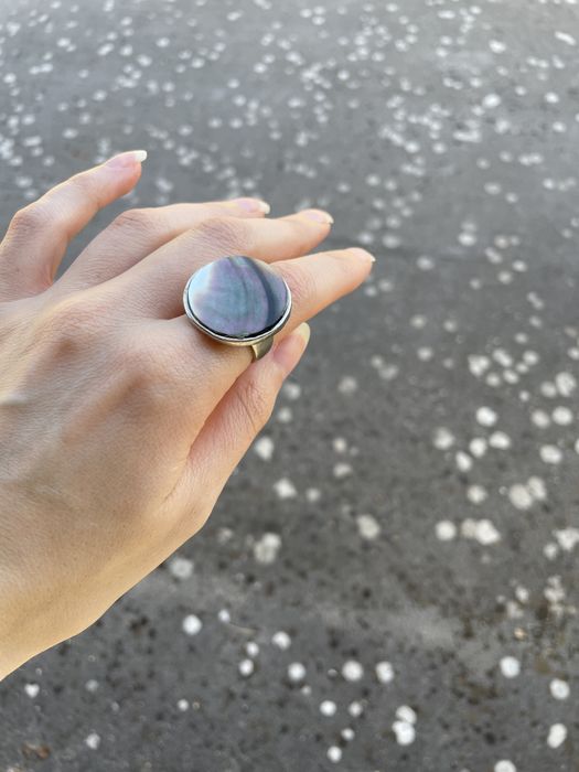 Anel com pedra iridescente