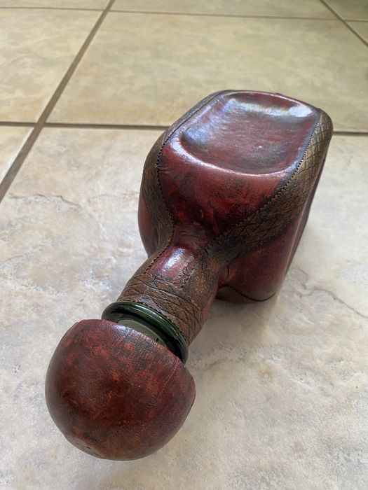 Karafka obita skórą