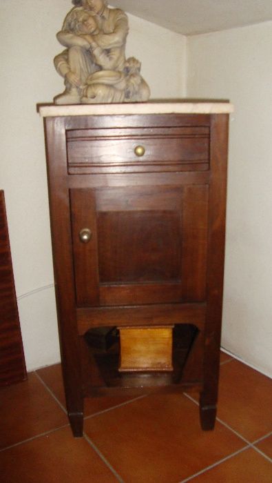 Mesa de cabeceira antiga