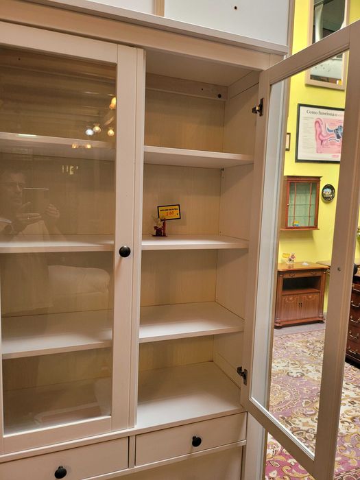 Móvel branco com portas de vidro e quatro gavetas - Muito bom