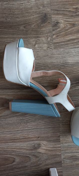 Sandałki na koturnie roz. 37 biało błękitne wysokie