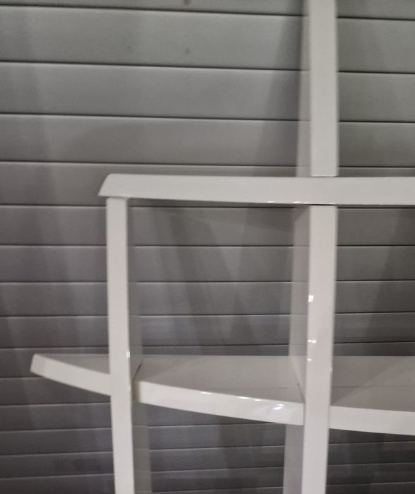 Móvel branco de madeira maciça lacado (150×160 cm)