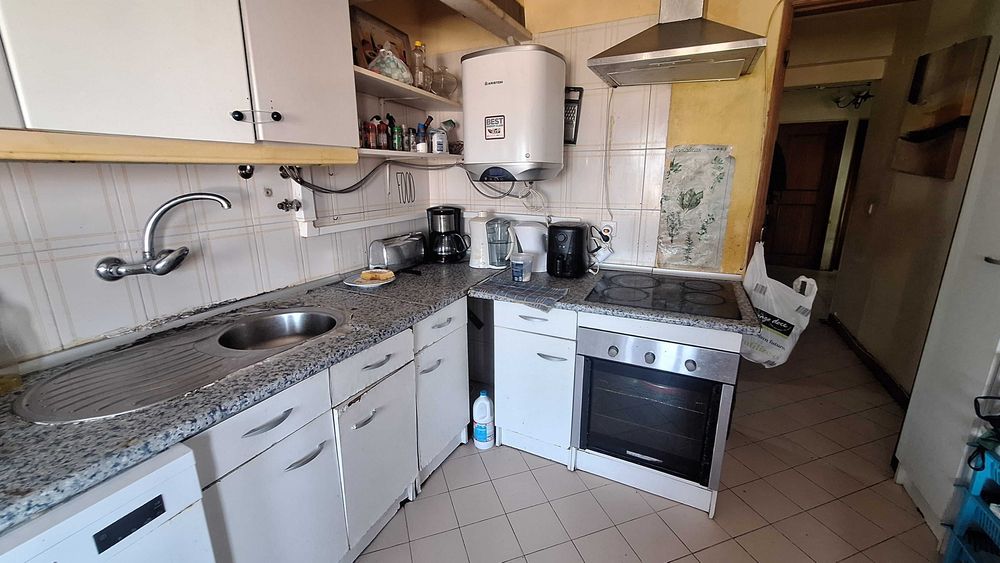Quarto bem localizado perto de transportes.