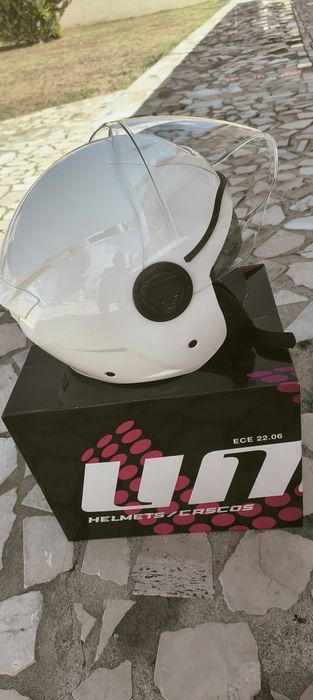 Capacete branco com viseira