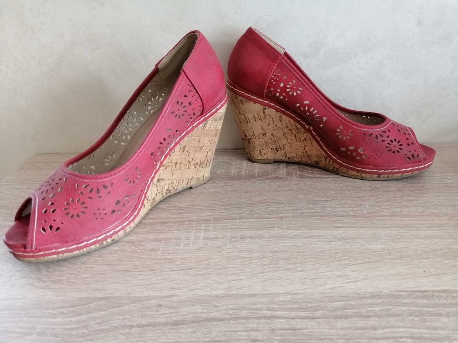 Czerwone buty na koturnie - solidne, mało używane