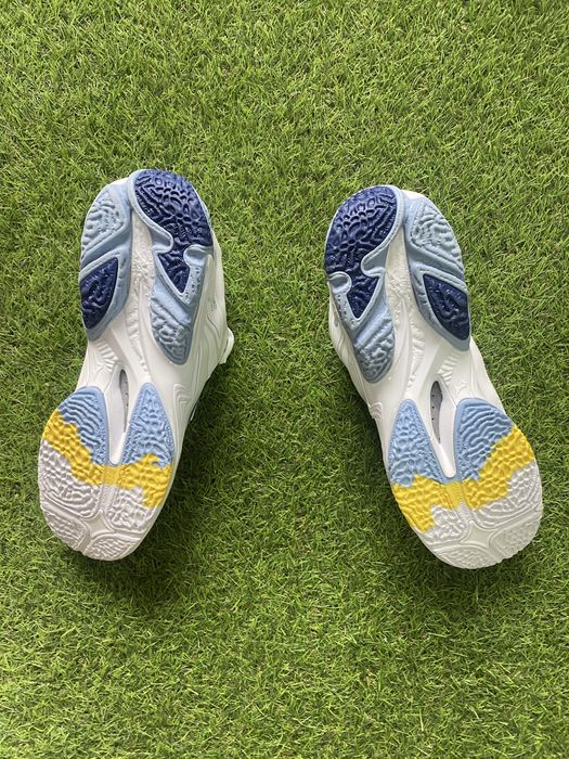 Волейбольні кросівки mizuno