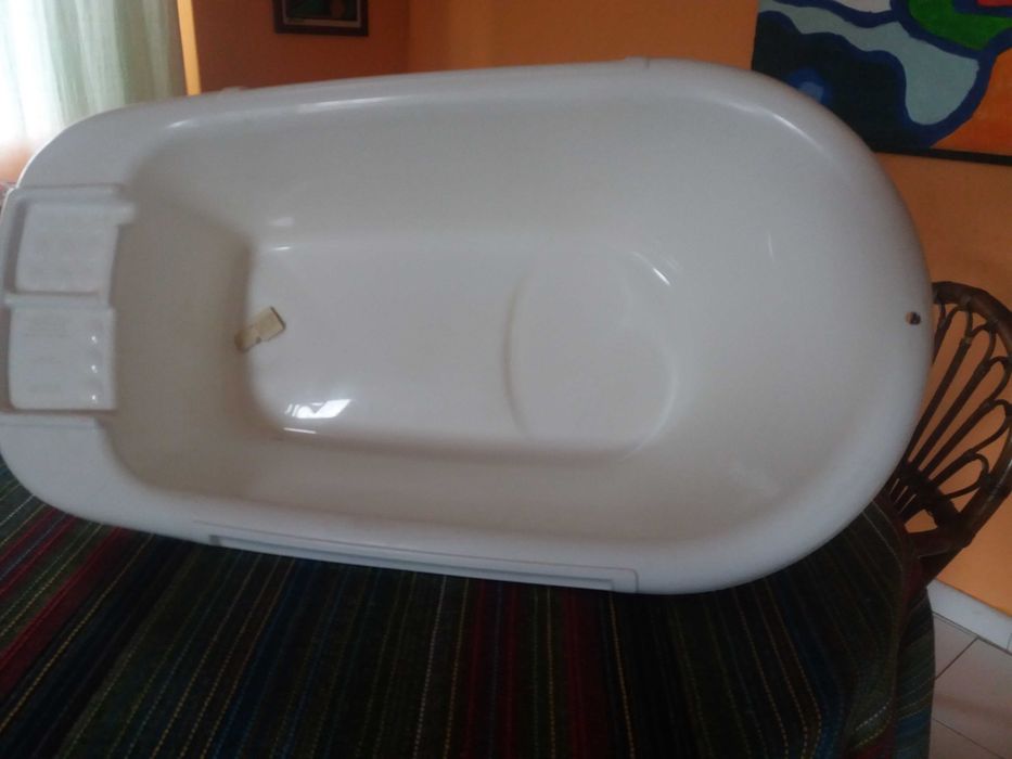 Banheira e bacio de bebé novo