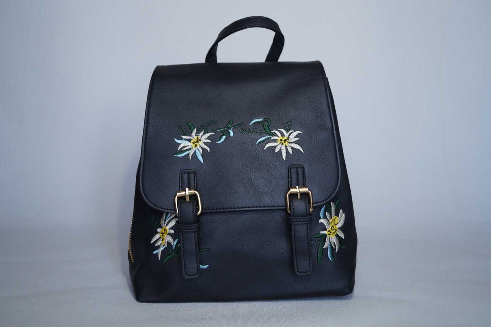 Рюкзак жіночий чорний з вишивкою