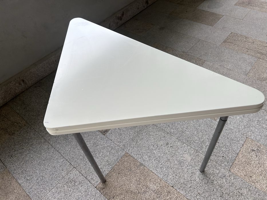 Mesa lacada versatil