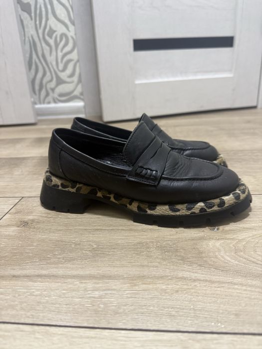 Шкіряні лофери Estro