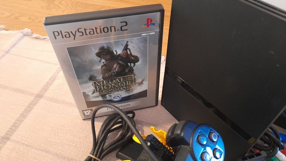 Consola PlayStation 2 Slim + Jogo e Acessórios