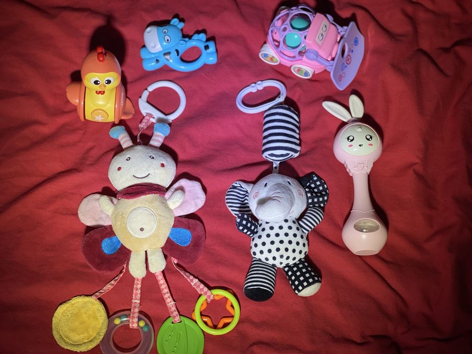 Перші іграшки для малюка