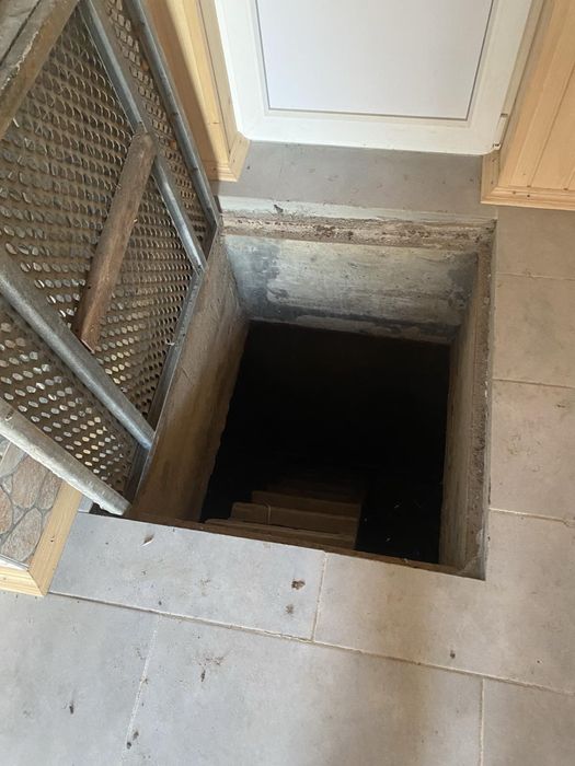 Гараж,земельна ділянка,літня кухня,підвал,горище.