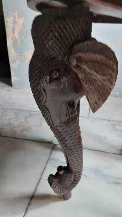 Mesa de pau santo com pernas em forma de elefantes