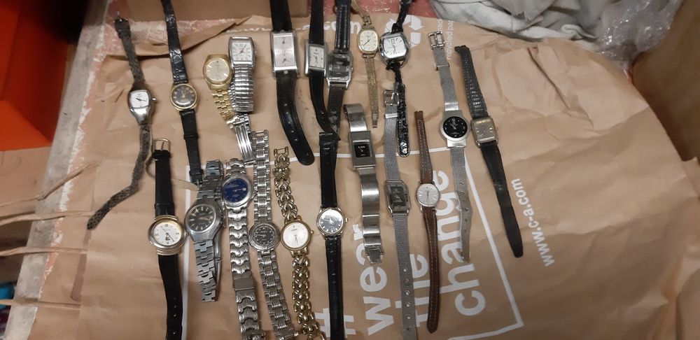 Vários relógios usados