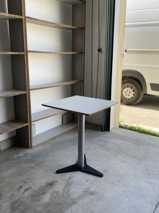 Mesa de tampo quadrado