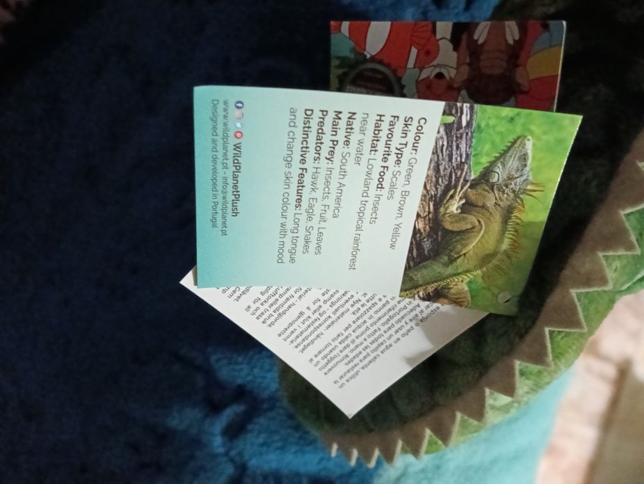 Peluche iguana com etiqueta