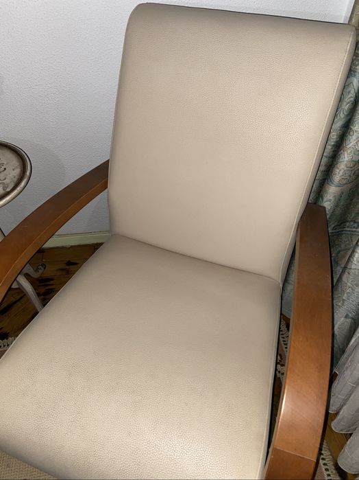 Poltrona em Pele e Madeira