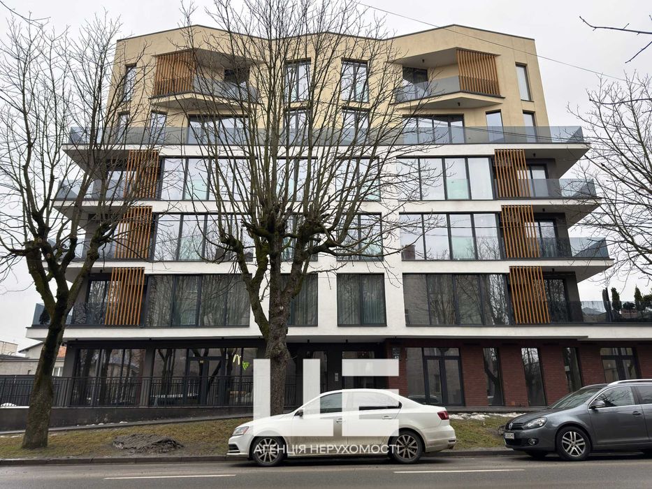 Продаж комерційного приміщення. 204кв.м. Фасад. вул. Окружна 43.