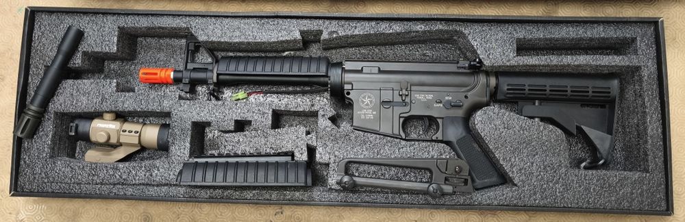 Lote Airsoft completo: réplica M4 Evolution, colete tático, rádio, bateria e acessórios