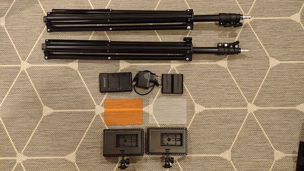 2x LEDS Neweer + filtros+baterias+tripés