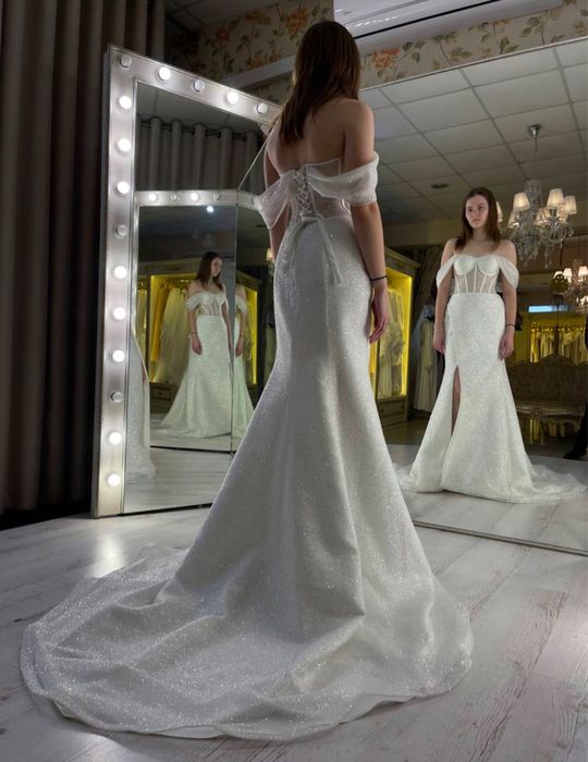 Весільна сукня з корсетним верхом та розрізом