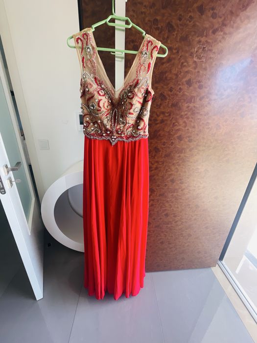 Bestido de gala para evento o para alquilar es un bestido casi muevo con piedreria muy elegante .