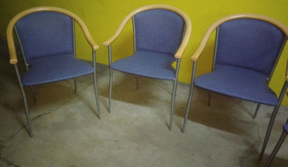 Quatro cadeiras .