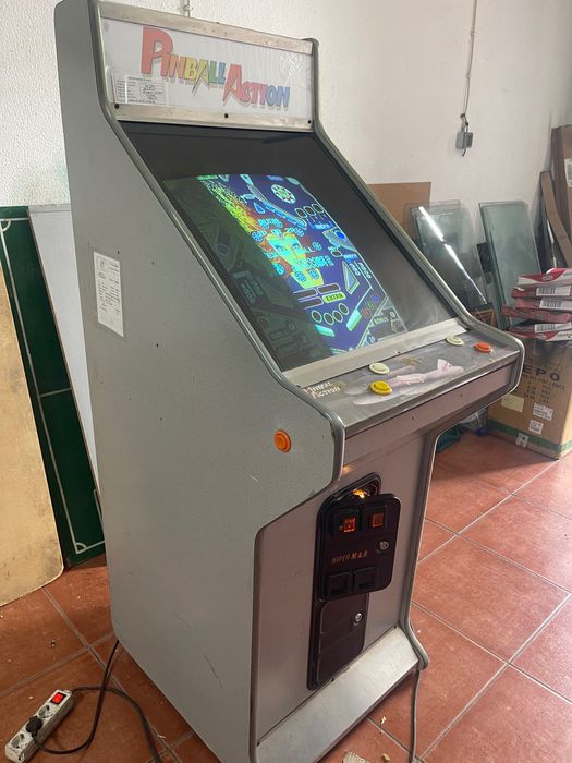 Vendo vídeo com jogo de flipper