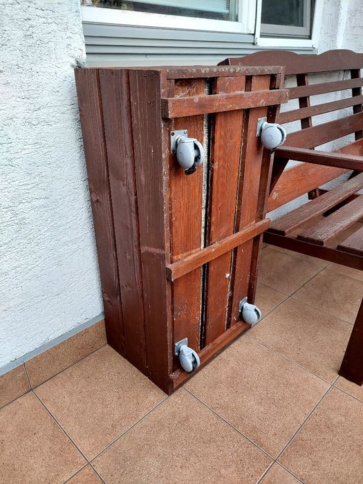 Drewniana donica na balkon, do ogrodu