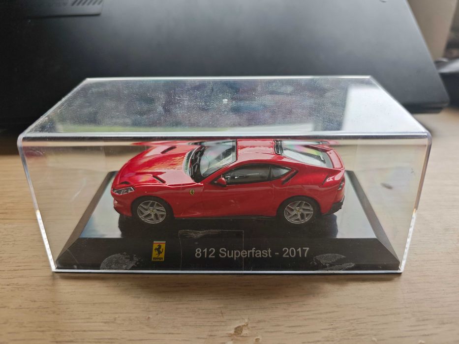 Miniatura Ferrari 812 superfast