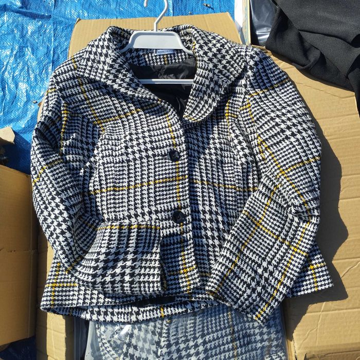 Stylowa kurtka damska w kratę – bardzo dobry stan