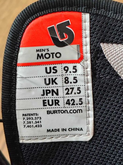 Deska snowboardowa, wiązania, kask, akcesoria