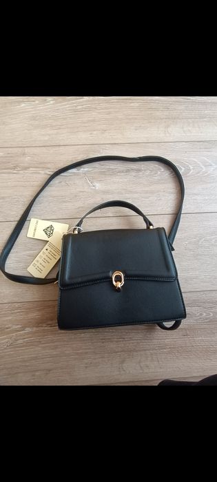 Czarna elegancka torebka na ramię.