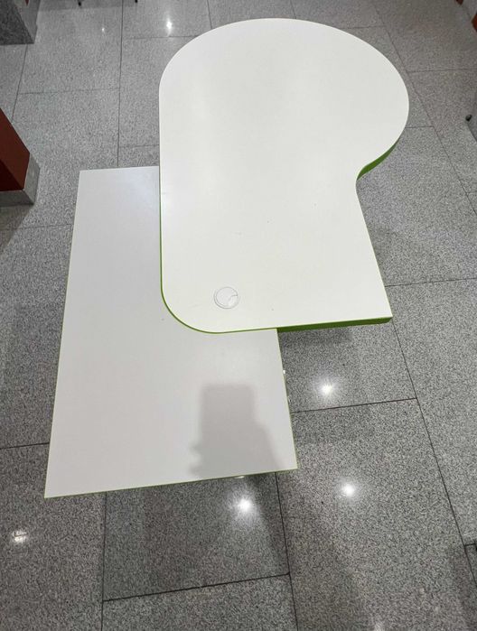 Zestaw nowoczesnych mebli biurowych - fotele i biurko