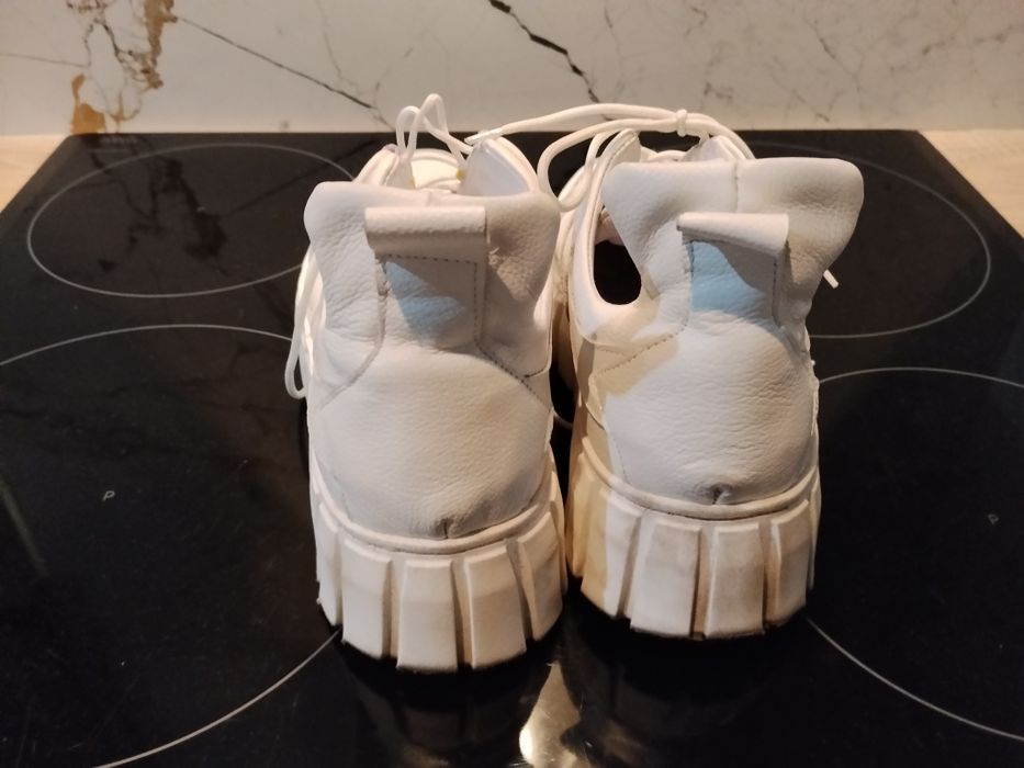 białe skórzane trampki