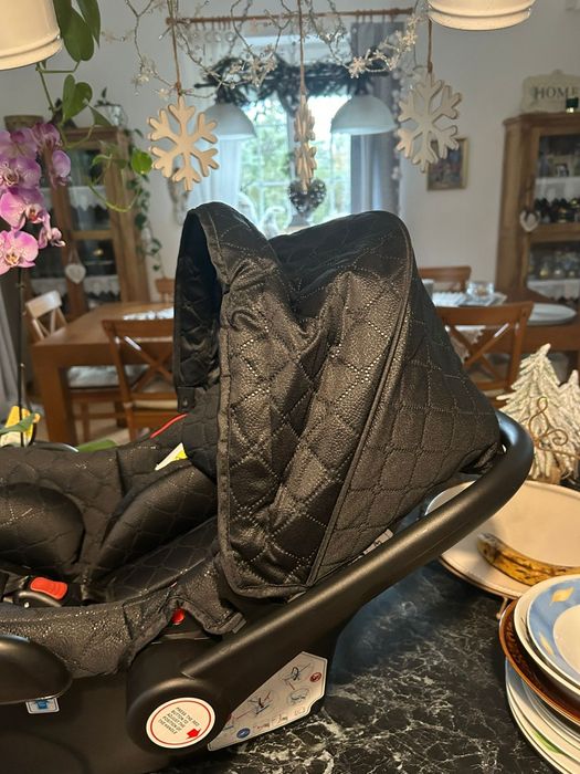 Nowy fotelik samochodowy, nosidełko