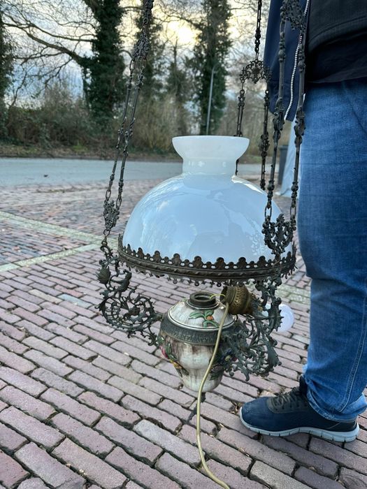 Stara lampa naftowa zyrandol porcelana i mosiądz