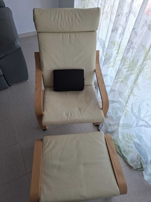 Poltrona IKEA POÄNG com repousa-pés