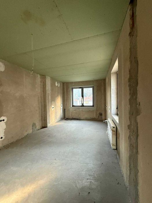 Продаж котеджу по ЄВідновлення в Брюховичах, з виглядом на озеро.