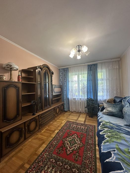 Продам 3 кімнатну в центрі м Шептицький