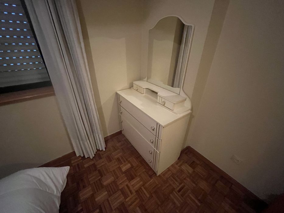 Vendo cama e cómoda com espelho