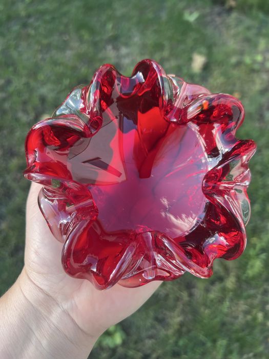 Ваза з муранського скла ручної роботи червоного кольору.