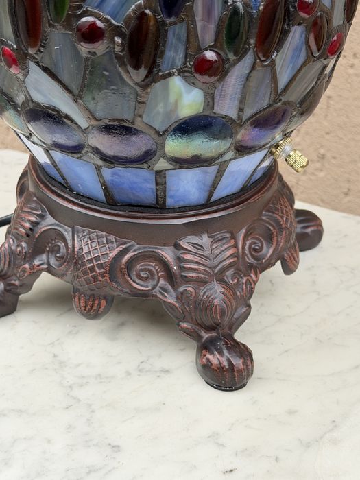 Lampa witrażowa Tiffany ze świecącą nogą