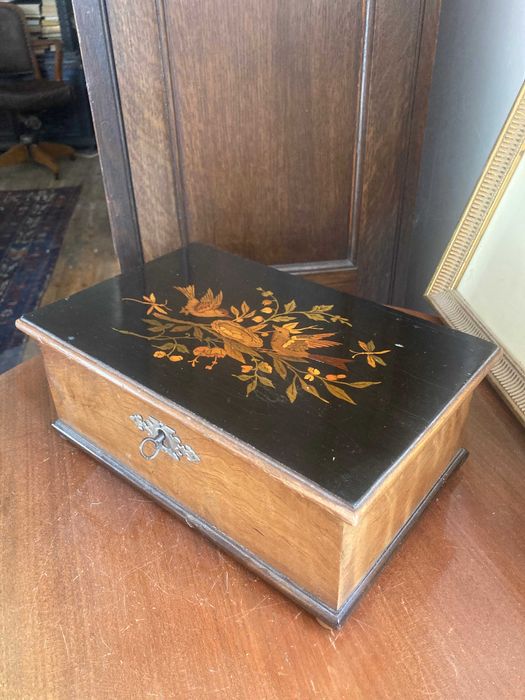 Szwedzkie drewniane pudełko na biżuterię lub drobiazgi z 1880 r.