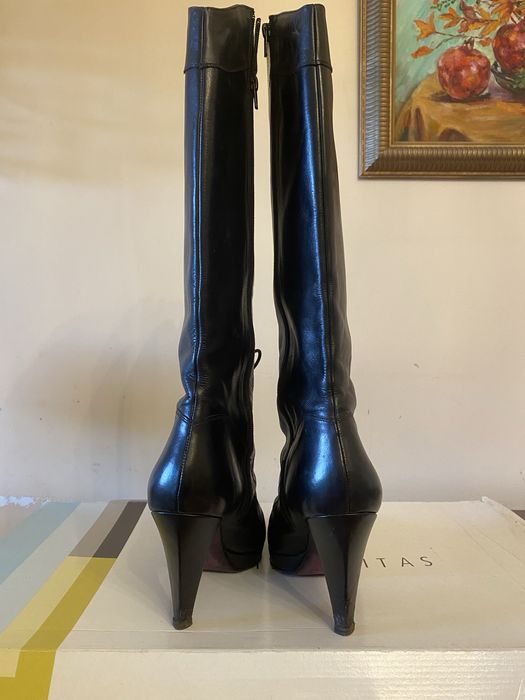 Botas de salto alto em pele da Latouche